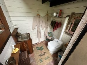 Lake End Hotel Bathroom 1